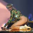 Miley Cyrus loupe son changement de costume et débarque en sous-vêtements pendant un concert