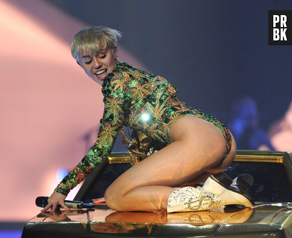 Miley Cyrus loupe son changement de costume et débarque en sous-vêtements pendant un concert