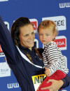 Laure Manaudou et sa fille Manon, le 24 novembre 2012 aux Championnats de natation à Chartres