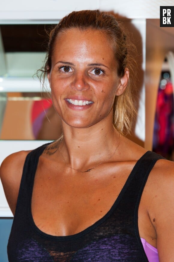 Laure Manaudou souriante et bronzée pour présenter ses maillots de bain, le 6 juillet 2013