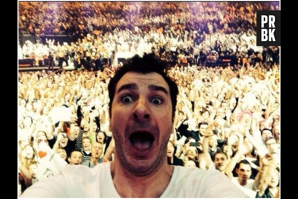 Michaël Youn : selfie devant la foule en délire des Enfoirés 2014