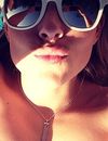 Alexia Mori : selfie en bikini sous le soleil