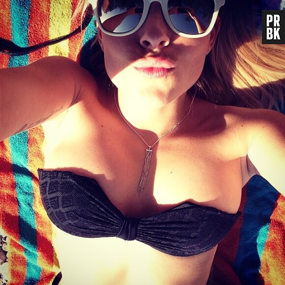 Alexia Mori : selfie en bikini sous le soleil