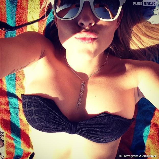 Alexia Mori : selfie en bikini sous le soleil