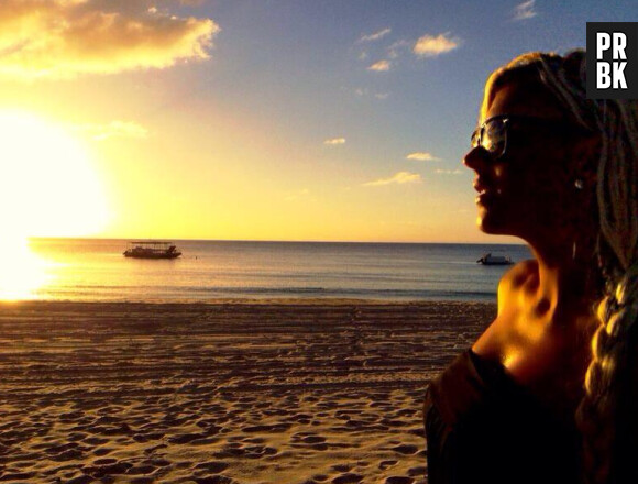 Amélie Neten : photo glamour au bord de la plage