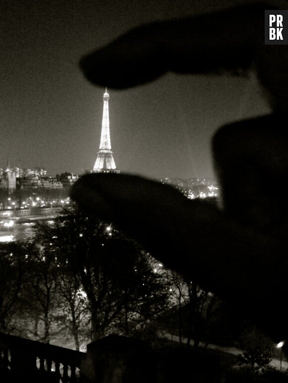 Beyoncé s'amuse avec la tour Eiffel à Paris, le 26 mars 2014