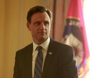Scandal saison 3, épisode 16 : Tony Goldwyn sur une photo