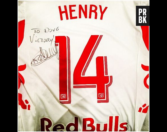 Thierry Henry : un maillot dédicacé sur le tournage d'Entourage, le 1er avril 2014 à L.A