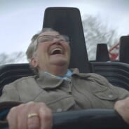 [VIDÉO] Une grand-mère teste les montagnes russes : sa réaction est géniale