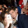 The Amazing Spider-Man 2 : Andrew Garfield pose avec une fan à l'avant-première du film à Paris le 11 avril 2014