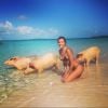 Irina Shayk en bikini au milieu de cochons sauvages, le 14 avril 2014 aux Bahamas