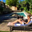 Laury Thilleman, instant boulot et bronzette au bord de sa piscine