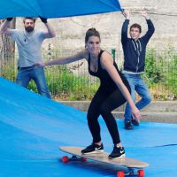 Laury Thilleman fait du surf... dans les rues de Paris