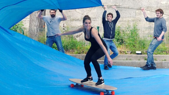 Laury Thilleman fait du surf... dans les rues de Paris