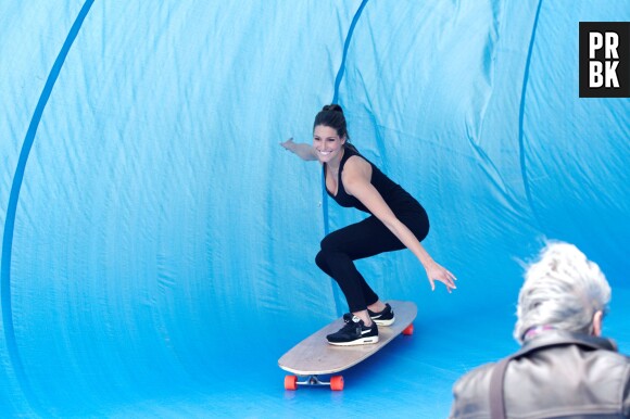 Laury Thilleman s'amuse à surfer à Paris