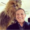 Chewbacca et Bob Iger, le patron de Disney, réunis pour un selfie