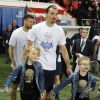 Zlatan Ibrahimovic fête le titre du PSG avec ses fils, le 7 mai 2014 au Parc des Princes