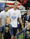  Zlatan Ibrahimovic f&ecirc;te le titre du PSG avec ses fils, le 7 mai 2014 au Parc des Princes 