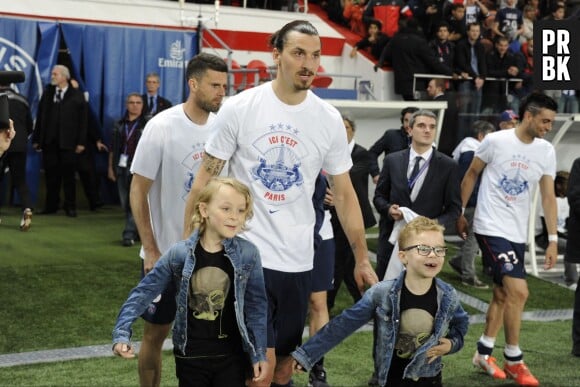 Zlatan Ibrahimovic fête le titre du PSG avec ses fils, le 7 mai 2014 au Parc des Princes
