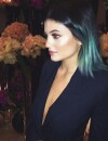 Kylie Jenner : décolleté profond et cheveux bleus