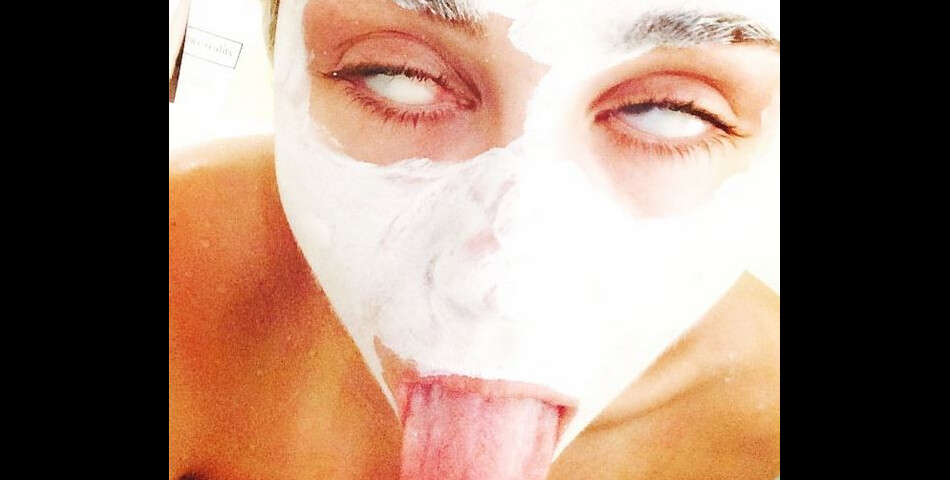 Miley Cyrus nue pour nous adresser une grimace
