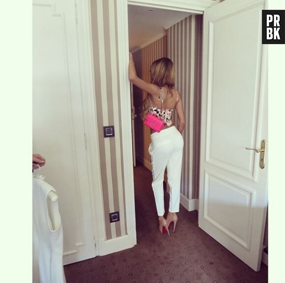 Nabilla a brillé au Festival de Cannes 2014 avec ce pantalon blanc qui met pafaitement en valeur ses fesses