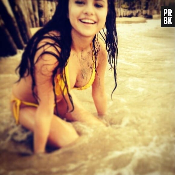 Selena Gomez très sexy dans son bikini jaune