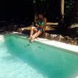 Tara Damiano en bikini bleu au bord de sa piscine