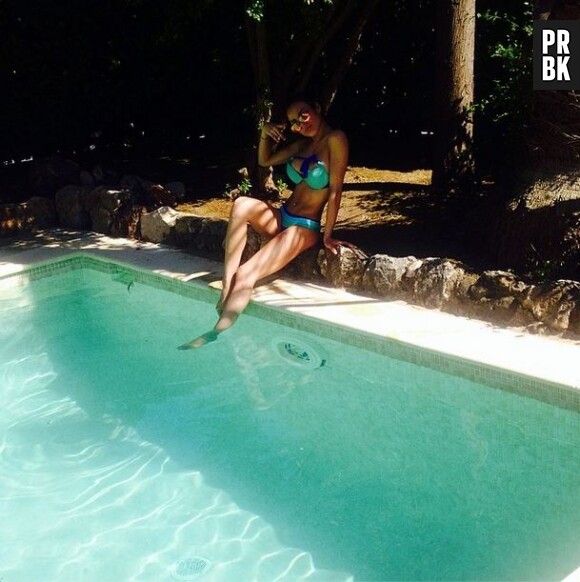 Tara Damiano en bikini bleu au bord de sa piscine