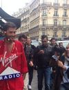 Christophe Beaugrand nu sur les Champs Elysées pour les 200 000 abonnés Facebook de Virgin Tonic, le 28 mai 2014