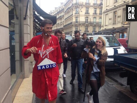 Christophe Beaugrand nu sur les Champs Elysées pour les 200 000 abonnés Facebook de Virgin Tonic, le 28 mai 2014
