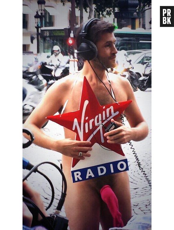 Christophe Beaugrand nu sur les Champs Elysées pour les 200 000 abonnés Facebook de Virgin Tonic, le 28 mai 2014