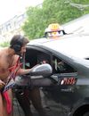 Christophe Beaugrand : interview à poil sur les Champs Elysées