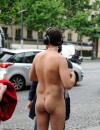 Christophe Beaugrand complètement nu sur les Champs Elysées