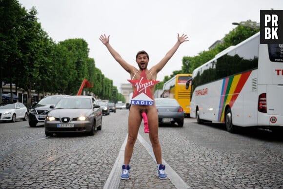 Christophe Beaugrand nu sur les Champs Elysées