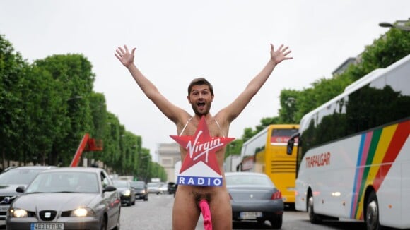 Christophe Beaugrand nu sur les Champs Elysées : il l'a fait !