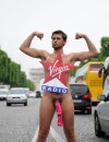 Christophe Beaugrand s'éclate à poil sur les Champs Elysées