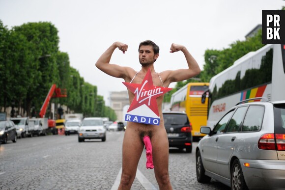 Christophe Beaugrand s'éclate à poil sur les Champs Elysées