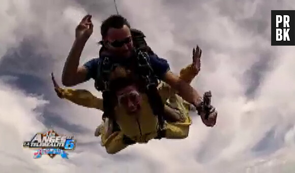 Les Anges 6 : Anaïs Camizuli pendant son saut en parachute