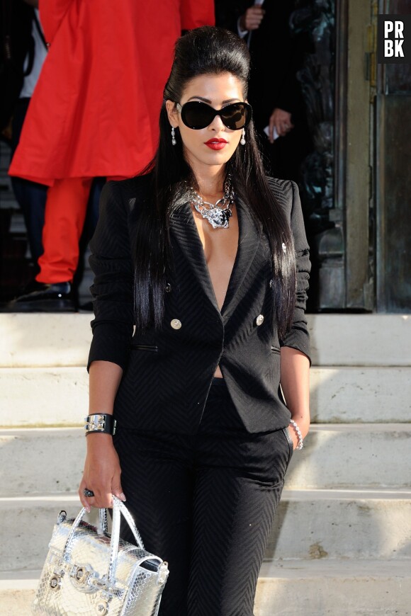 Ayem Nour sexy lors du défilé Versace pour la Fashion Week, le 6 juillet 2014