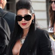 Ayem Nour : son décolleté et ses seins stars du défilé Versace