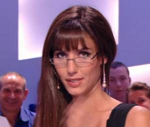 Doria Tillier sexy pour sa dernière météo dans Le Grand Journal de Canal + le 10 juillet 2014