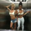 Cassie et une amie se la jouent sexy en selfie dans un ascenseur