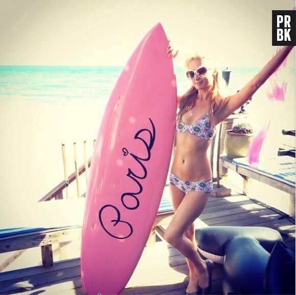Paris Hilton en bikini avec sa planche de surf à son nom