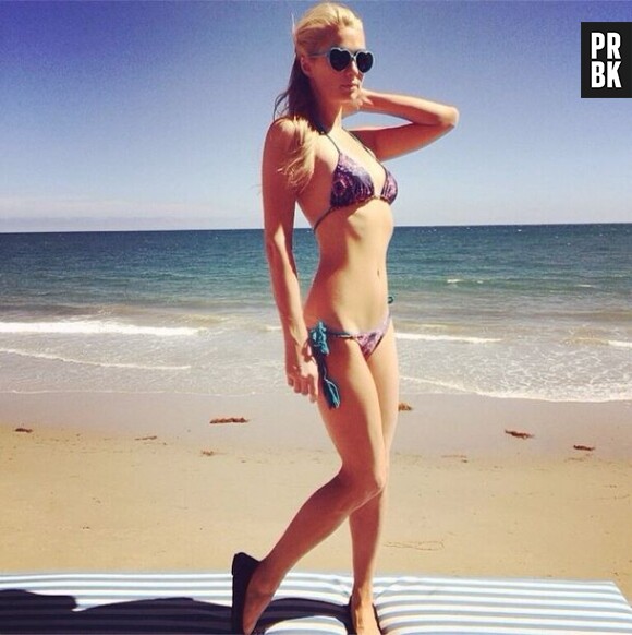Paris Hilton en bikini à la plage : un corps parfait
