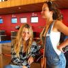Secret Story 7 : Clara Bermudes et Emilie à l'aéroport