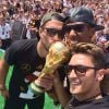 Mesut Özil savoure son titre de Champion du Monde 2014