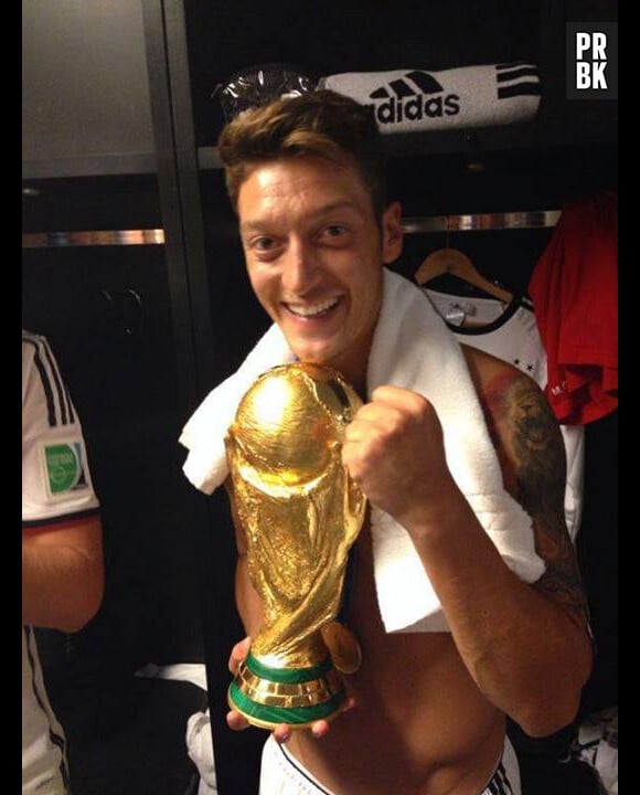 Mesut Özil avec la Coupe du Monde de l'édition 2014