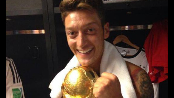 Mesut Özil : le Champion du Monde allemand paye l'opération de 23 enfants