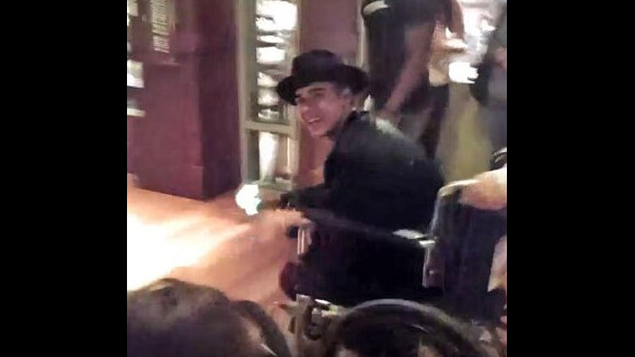 Justin Bieber en fauteuil roulant... pour éviter les queues à Disneyland ?